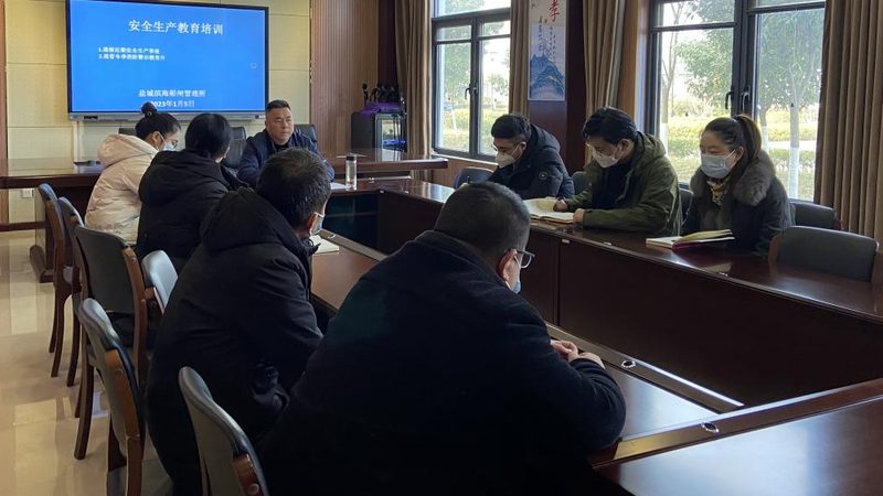在选择考研在线课程机构时，要警惕以下虚假宣传陷阱：